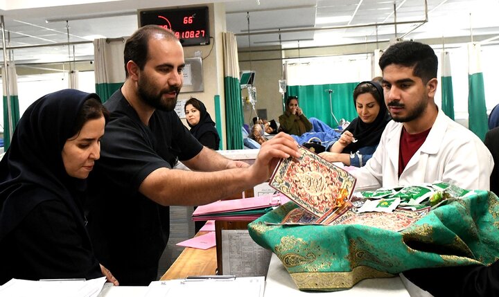 گزارش تصویری/ حضور خادمین آستان مقدس حضرت عبدالعظیم(ع) در بیمارستان فیروزآبادی