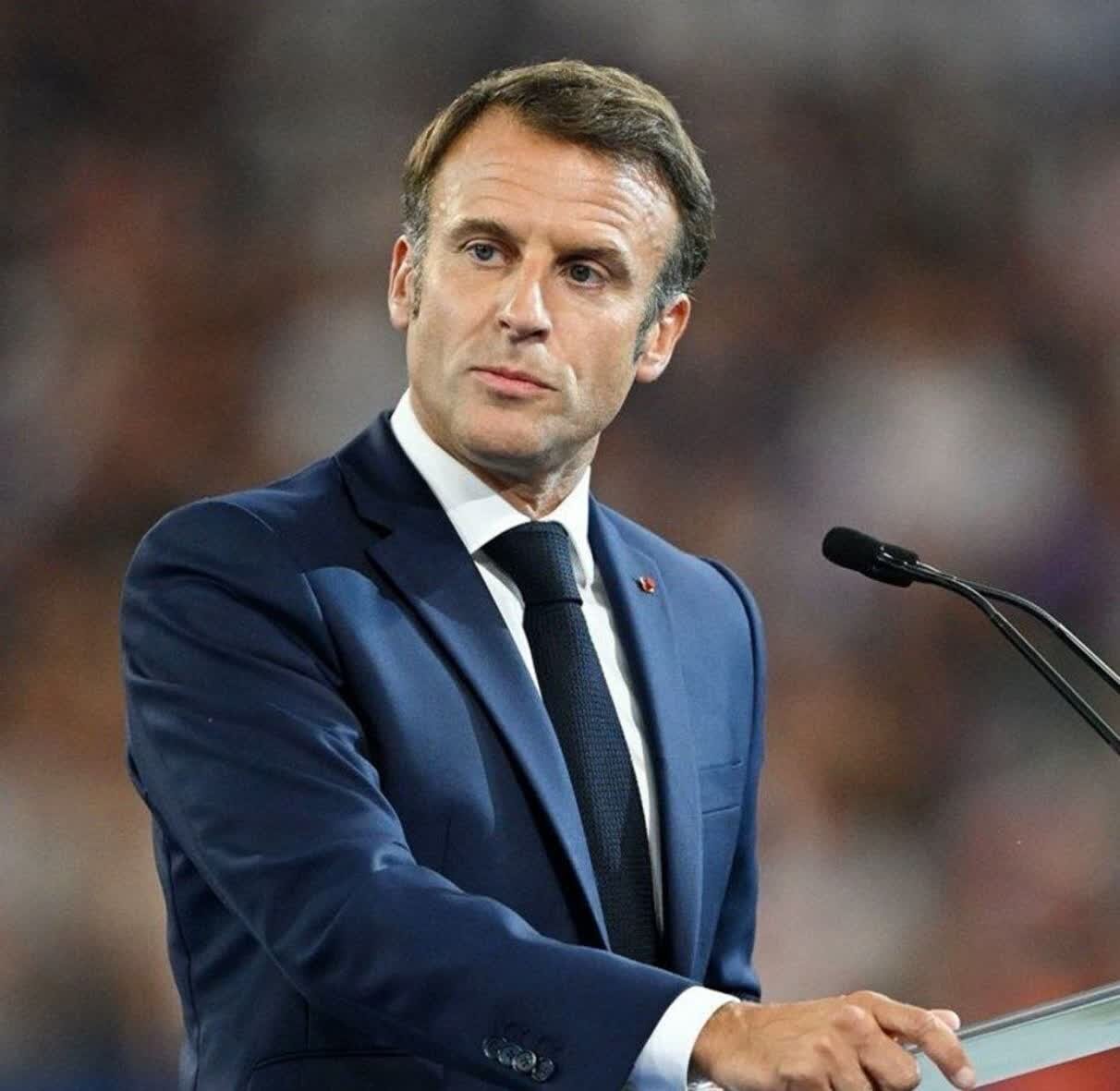 Bumagsak ang popularidad ni Macron