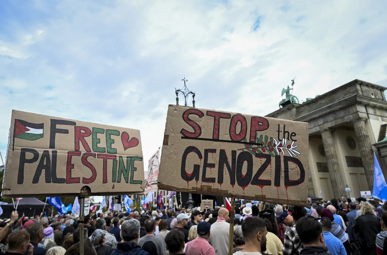 Protest held in Berlin to demand end to Israeli attacks and trial of Netanyahu