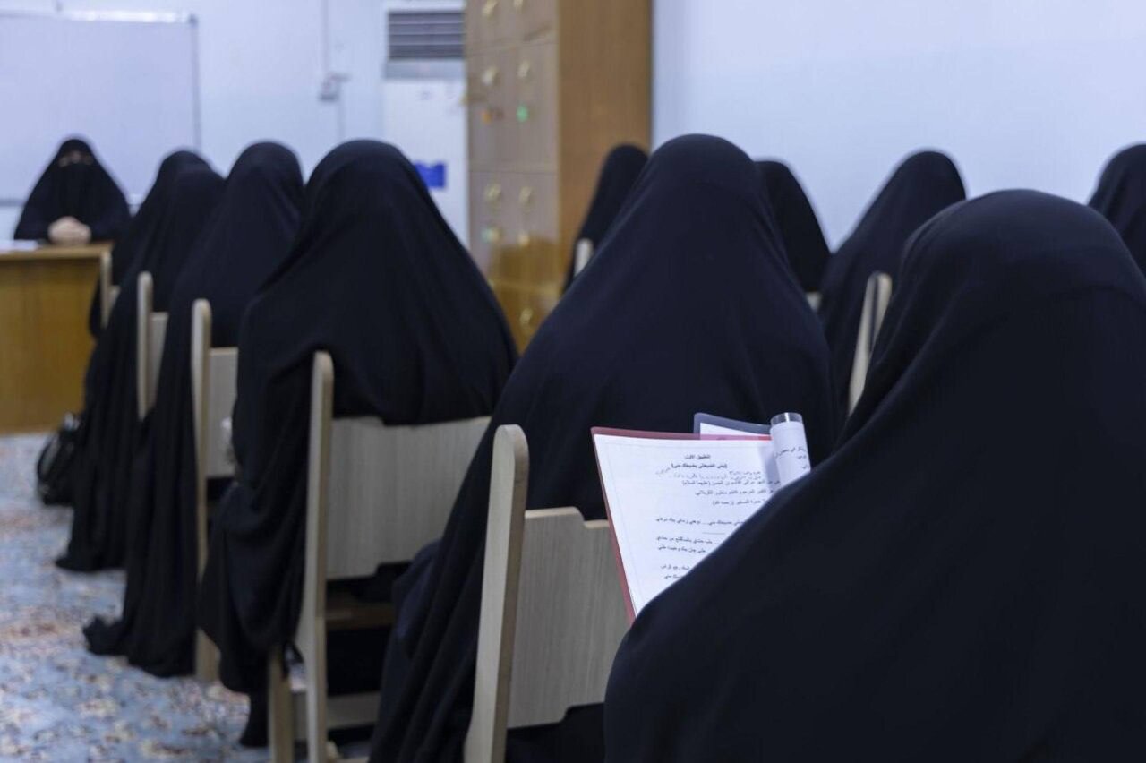 تقرير مصور/ إقامة النسخة الثانية من دورة (تراث الطف) للنساء في كربلاء
