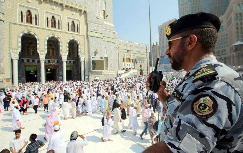 ویدیو | رفتار خشن مأمور مسجدالحرام با یک زائر حج