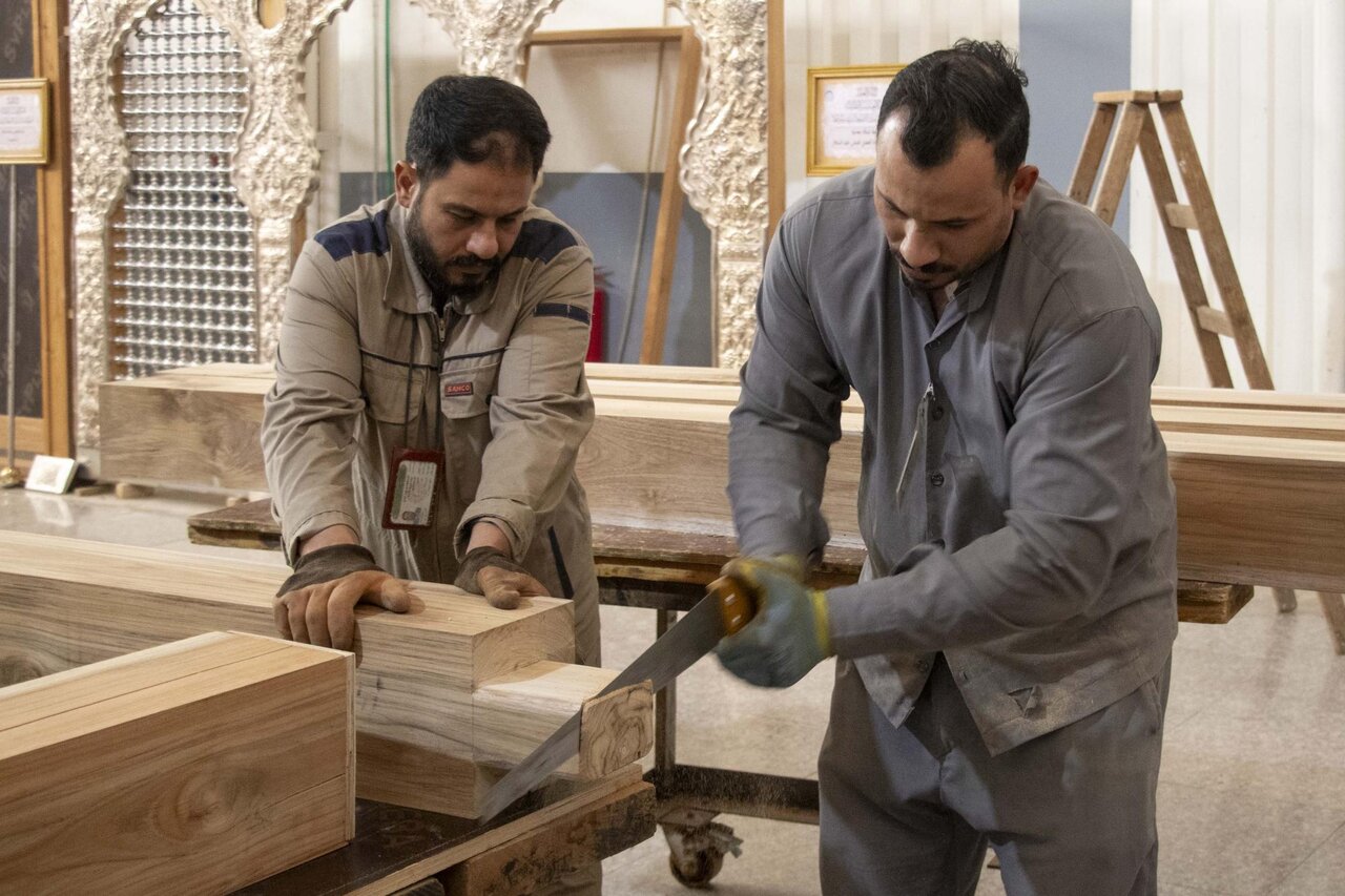 Al-Abbas Holy Shrine Starts Crafting New “Lady Ruqayyah” Door with Gold and Intricate Islamic Designs (+Photos)