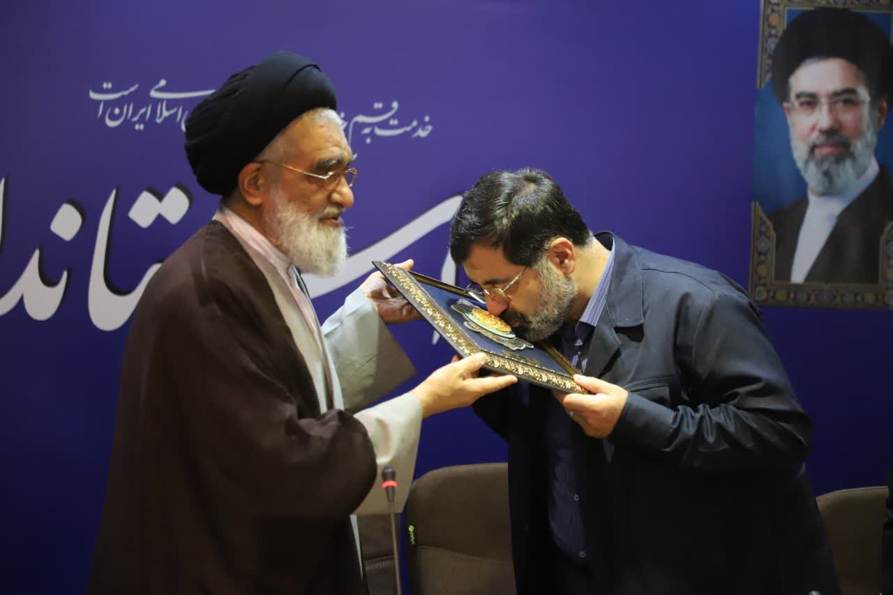 اهدای نشان فاطمی به استاندار قم از سوی تولیت آستان مقدس حضرت معصومه(س)