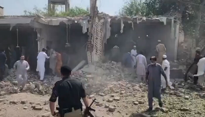 کوہاٹ: پولیس لائنز میں نماز جمعہ کے دوران خودکش دھماکا، پولیس اہلکاروں سمیت 16 افراد شہید، درجنوں زخمی
