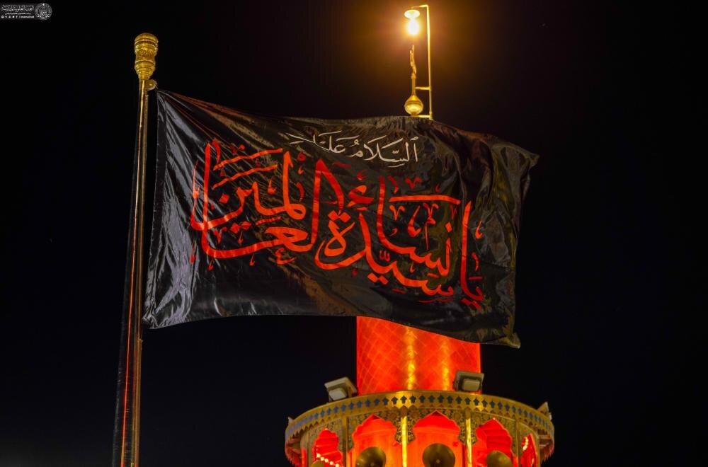 تقرير مصور/ استبدال راية قبّة مرقد أمير المؤمنين(ع) بمناسبة ذكرى استشهاد السيّدة الزهراء (س)