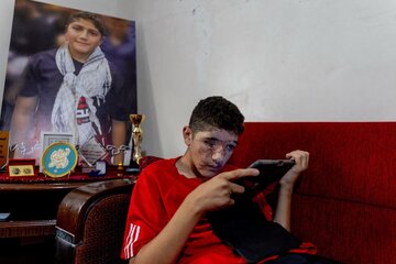 گزارش تصویری/ نوجوان لبنانی دو سال پس از انفجار پیجرها
