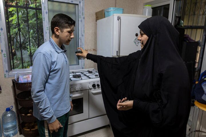 گزارش تصویری/ نوجوان لبنانی دو سال پس از انفجار پیجرها