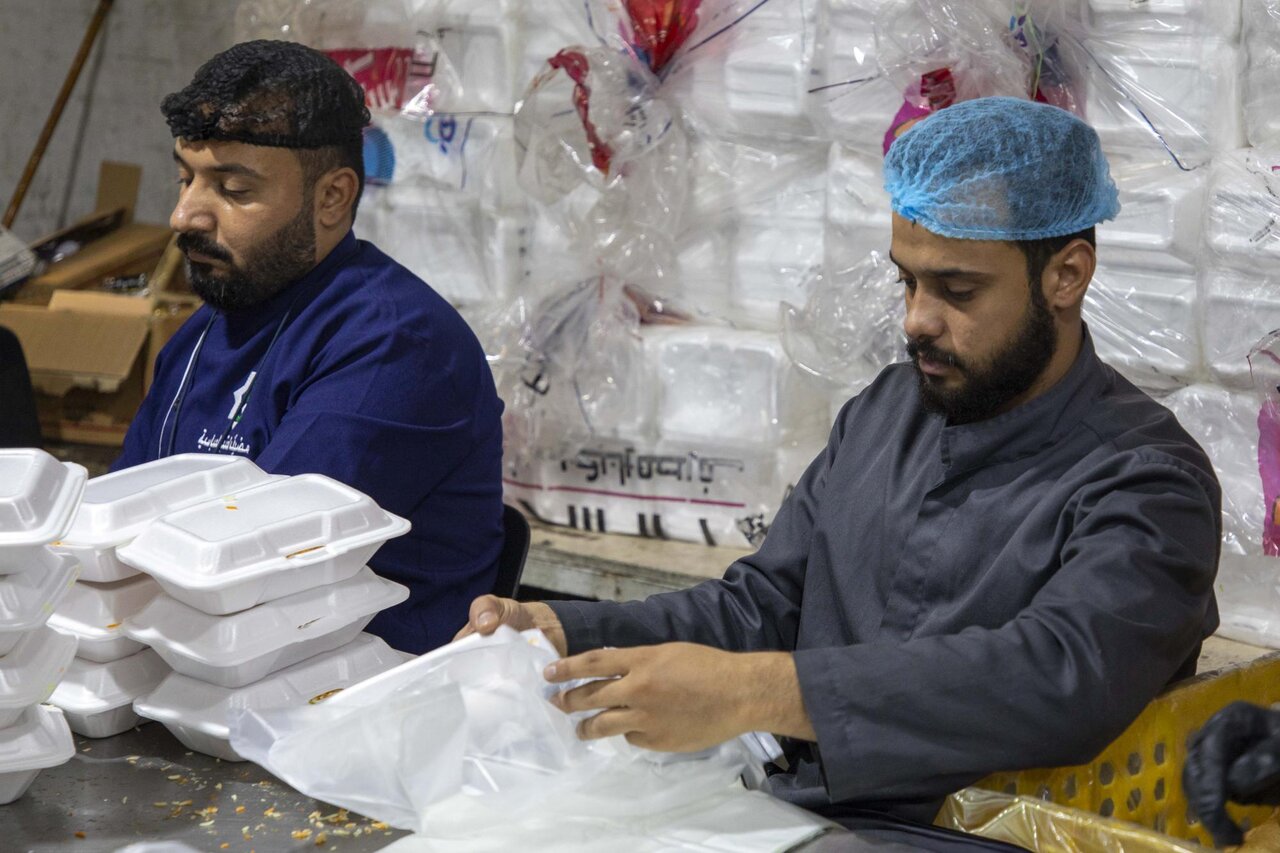 Al-Abbas Holy Shrine Serves Meals to Pilgrims on Thursday Nights (+Photos)