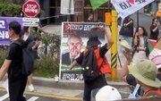 Vídeo | Lanzan zapatos contra las imágenes de Trump y Netanyahu en Seúl
