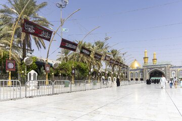تقرير مصور/ نشر لافتات الحزن والسواد بذكرى شهادة السيدة فاطمة الزهراء (ع) في بين الحرمين