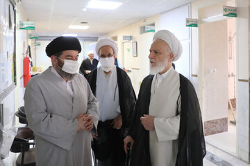تصویری از آیت‌الله شبیری زنجانی بر روی تخت بیمارستان/ عیادت نمایندۀ رهبر انقلاب از مرجع تقلید شیعیان