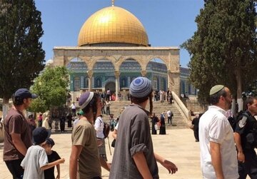 مئات المستوطنين يقتحمون باحات المسجد الأقصى