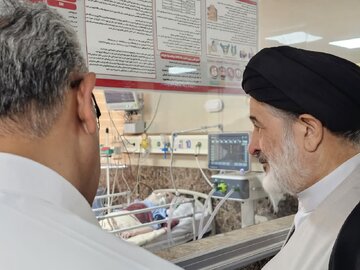 عیادت نماینده رئیس‌جمهور از آیت‌الله شبیری زنجانی در بیمارستان + تصاویر