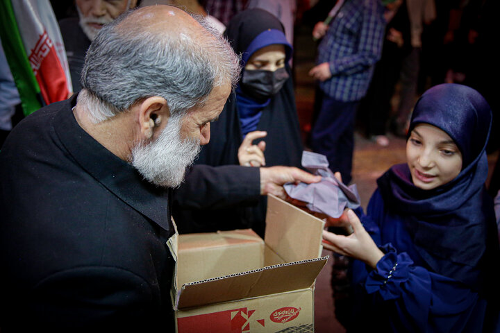 Photos: Packaging, distribution of cultural packages at public gatherings across Mashhad