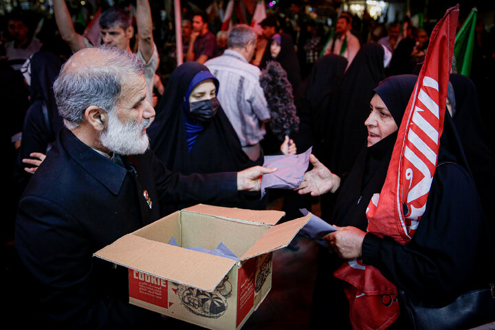 Photos: Packaging, distribution of cultural packages at public gatherings across Mashhad