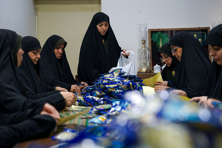 Photos: Packaging, distribution of cultural packages at public gatherings across Mashhad