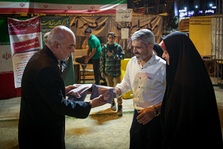 Photos: Packaging, distribution of cultural packages at public gatherings across Mashhad