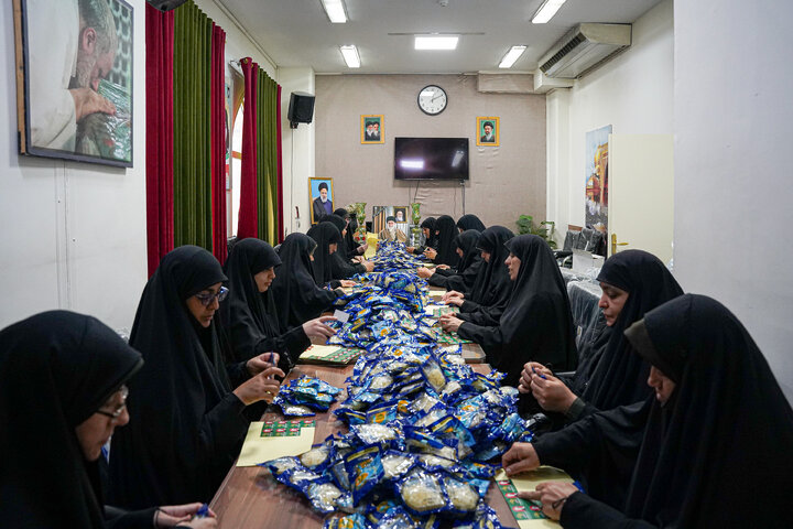 Photos: Packaging, distribution of cultural packages at public gatherings across Mashhad