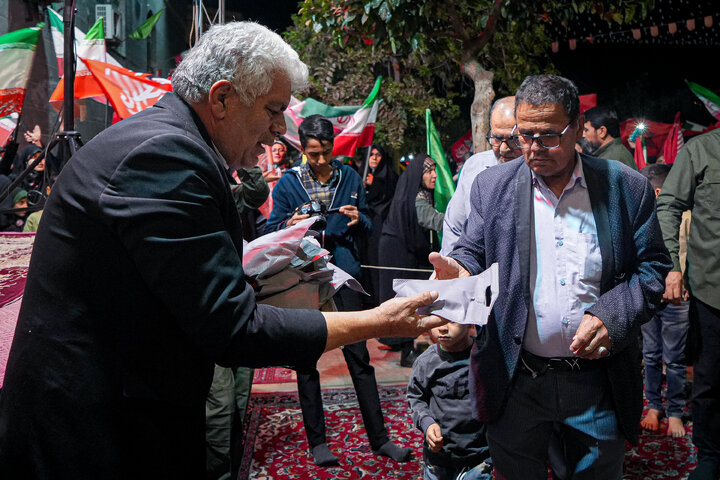 Photos: Packaging, distribution of cultural packages at public gatherings across Mashhad