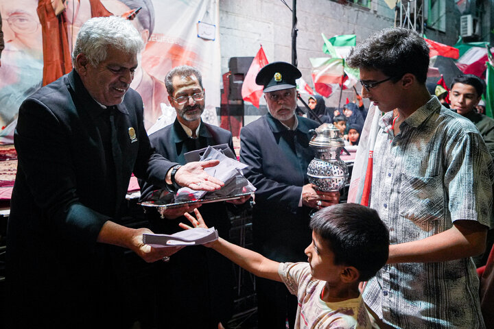 Photos: Packaging, distribution of cultural packages at public gatherings across Mashhad