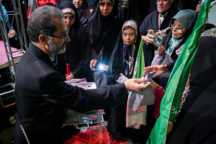 Photos: Packaging, distribution of cultural packages at public gatherings across Mashhad