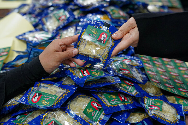 Photos: Packaging, distribution of cultural packages at public gatherings across Mashhad