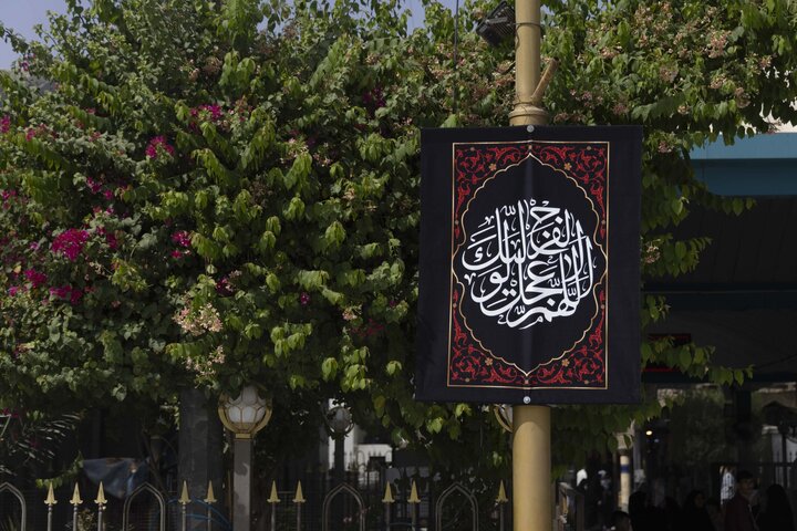 تقرير مصور/ نشر لافتات الحزن والسواد بذكرى شهادة السيدة فاطمة الزهراء (ع) في بين الحرمين