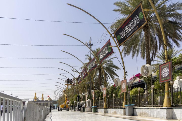 تقرير مصور/ نشر لافتات الحزن والسواد بذكرى شهادة السيدة فاطمة الزهراء (ع) في بين الحرمين