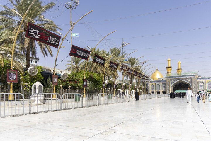 تقرير مصور/ نشر لافتات الحزن والسواد بذكرى شهادة السيدة فاطمة الزهراء (ع) في بين الحرمين