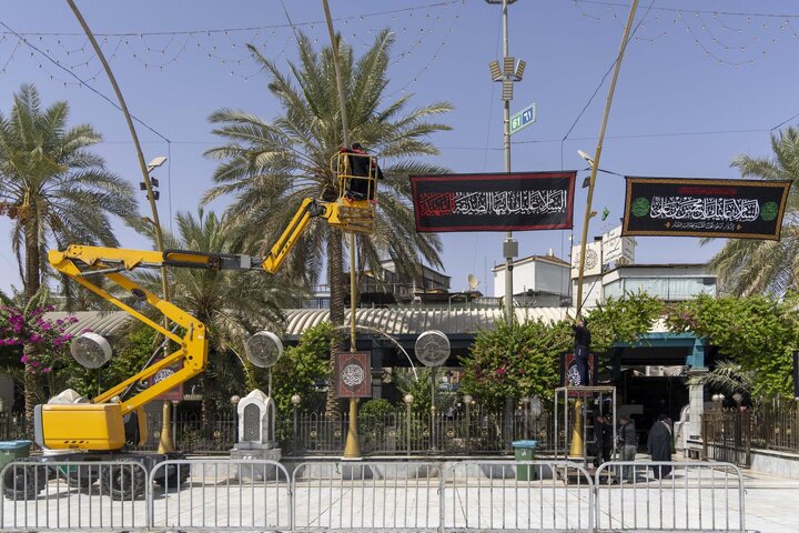 تقرير مصور/ نشر لافتات الحزن والسواد بذكرى شهادة السيدة فاطمة الزهراء (ع) في بين الحرمين