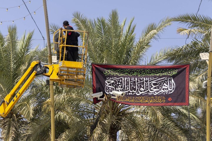 تقرير مصور/ نشر لافتات الحزن والسواد بذكرى شهادة السيدة فاطمة الزهراء (ع) في بين الحرمين
