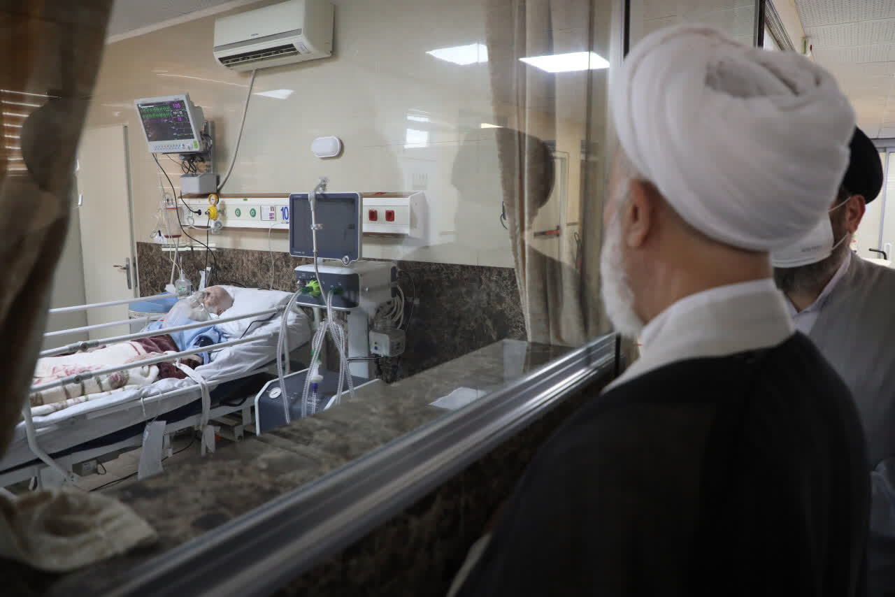 تصویری از آیتالله شبیری زنجانی بر روی تخت بیمارستان/ عیادت نمایندۀ رهبر انقلاب از مرجع تقلید شیعیان