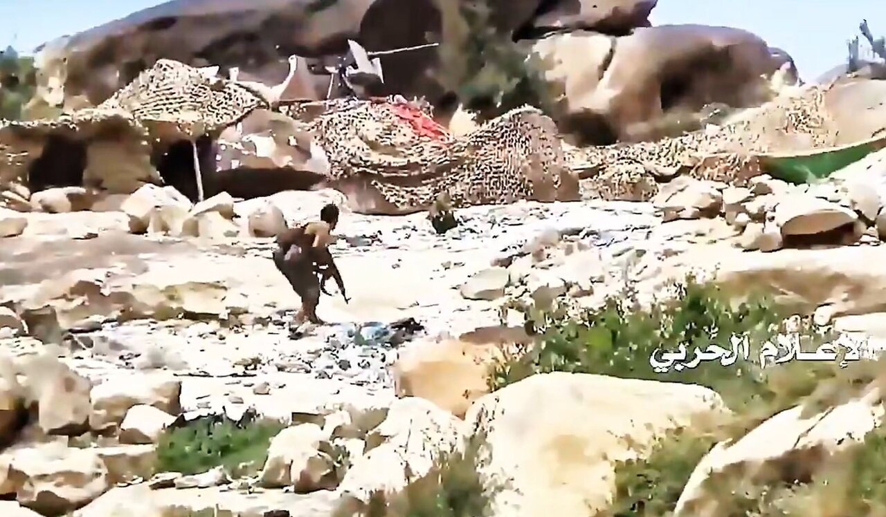 Video: Yemeni fighter surprises a group of Saudi army in their military positions on Jizan front