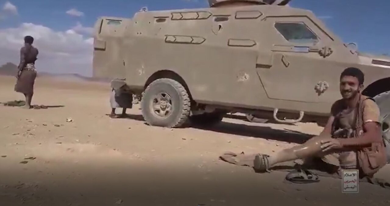 Video: Disabled Yemeni Fighter Uses Desert as a Prayer Rug to Remember God While Standing With Palestine