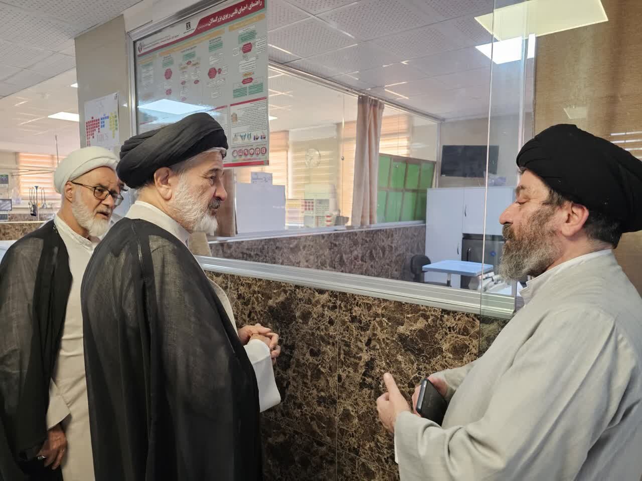 عیادت نماینده رئیسجمهور از آیتالله شبیری زنجانی در بیمارستان