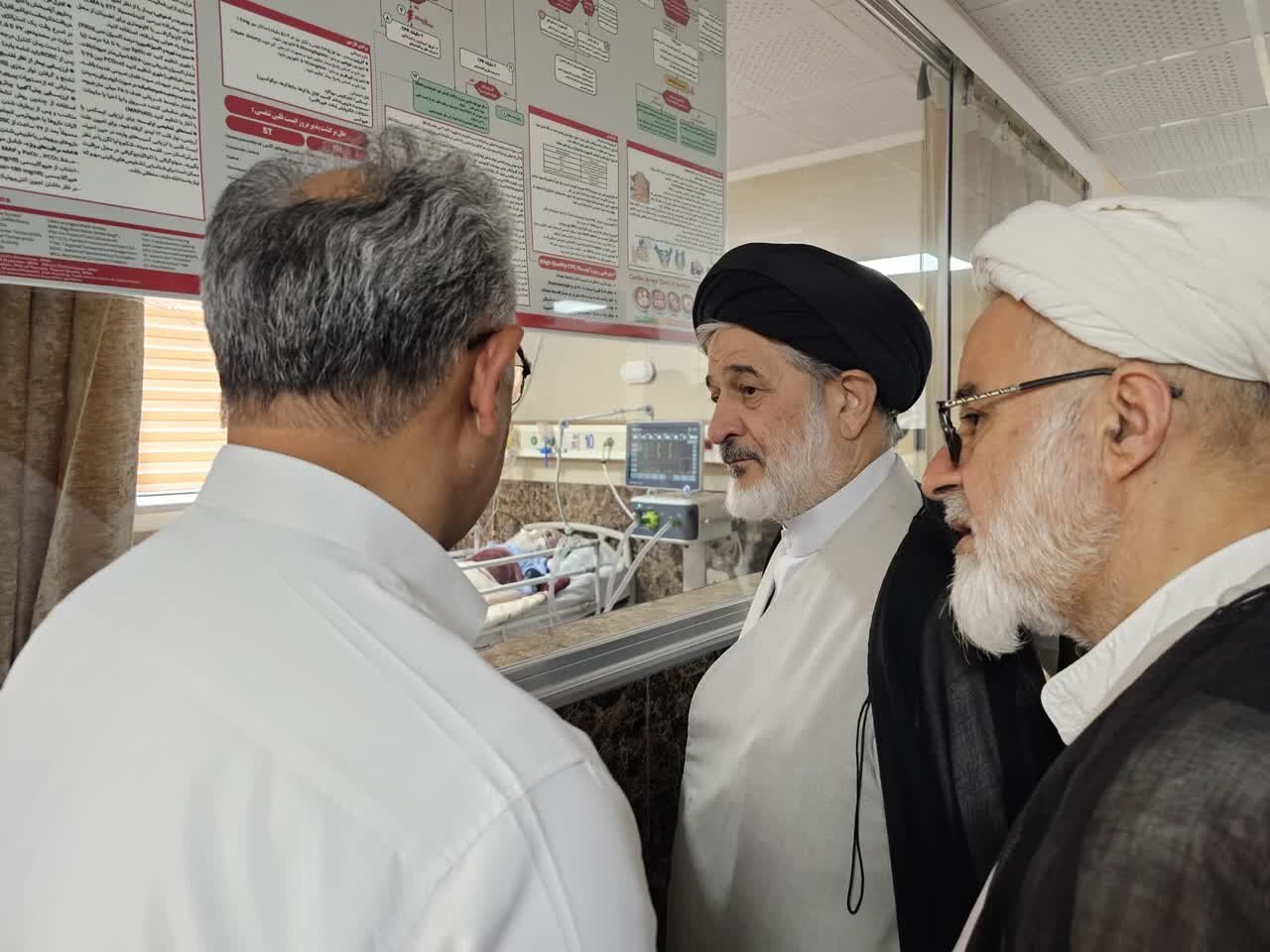 عیادت نماینده رئیسجمهور از آیتالله شبیری زنجانی در بیمارستان