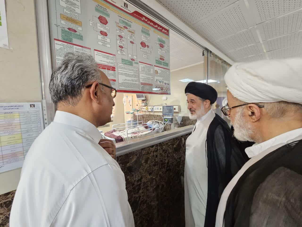 عیادت نماینده رئیس‌جمهور از آیت‌الله شبیری زنجانی در بیمارستان
