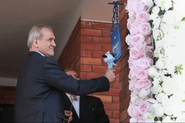 الرئيس بزشكيان يقرع جرس بدء العام الدراسي الجديد