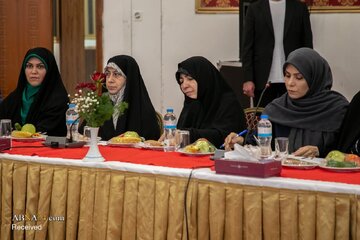 Rapora Wêneyan / Nûçeya Wêneyî: Serdana Şandeyeke "Jinên Eniya Berxwedan û Fezîletê li Iraqê" bi Endamekî Serokatiya Meclisa Şûraya Îslamî re