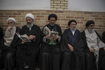تصاویر | ابراز تسلیت خادمان حرم مطهر بانوی کرامت به بیت آیت‌الله شبیری زنجانی