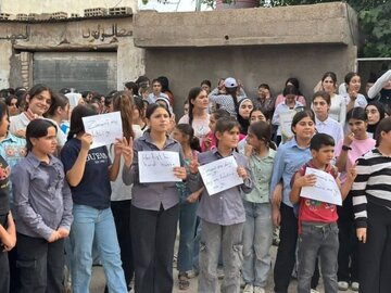 Xwendekarên Qamişloyê li dijî sînordarkirina hînkirina zimanê Kurdî protesto kirin.