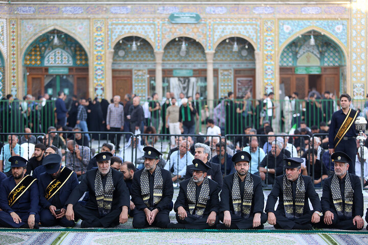 اهتزاز پرچم عزای رحلت حضرت فاطمه معصومه(س) بر فراز گنبد مطهر حرم بانوی کرامت