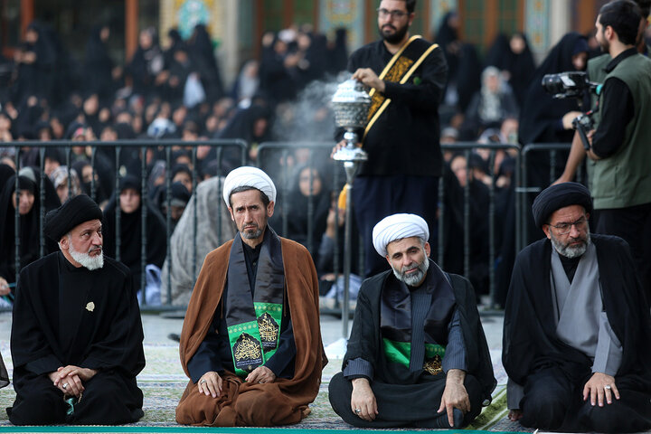 اهتزاز پرچم عزای رحلت حضرت فاطمه معصومه(س) بر فراز گنبد مطهر حرم بانوی کرامت
