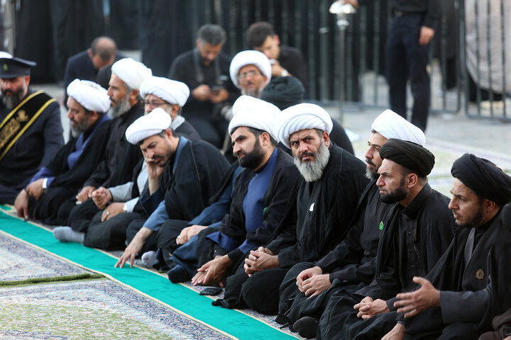 اهتزاز پرچم عزای رحلت حضرت فاطمه معصومه(س) بر فراز گنبد مطهر حرم بانوی کرامت