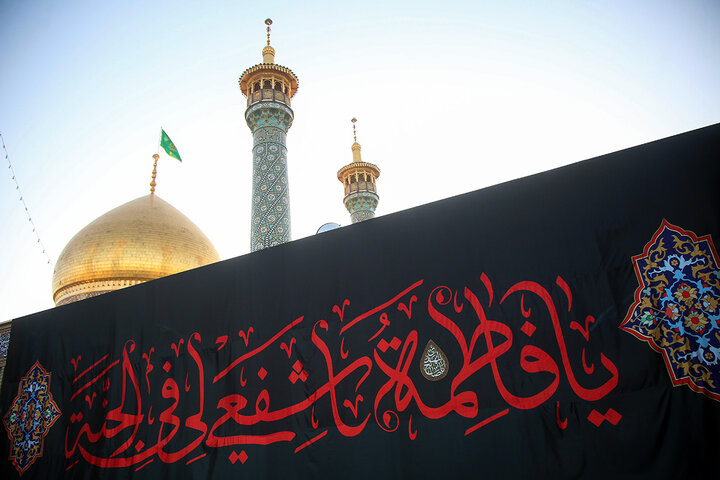 اهتزاز پرچم عزای رحلت حضرت فاطمه معصومه(س) بر فراز گنبد مطهر حرم بانوی کرامت