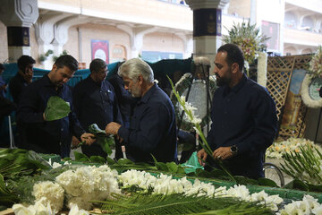 گل‌هایی که هم‌نوا با خدام برای بانوی کرامت خطبه می‌خوانند