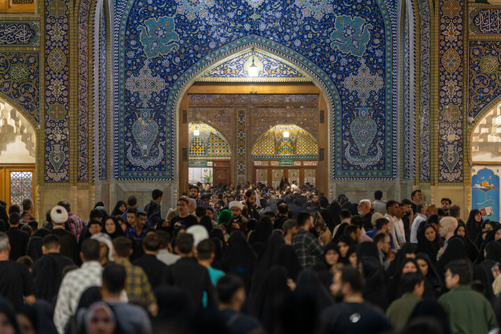 حال‌وهوای معنوی و شورانگیز حرم بانوی کرامت در شب رحلت آن حضرت