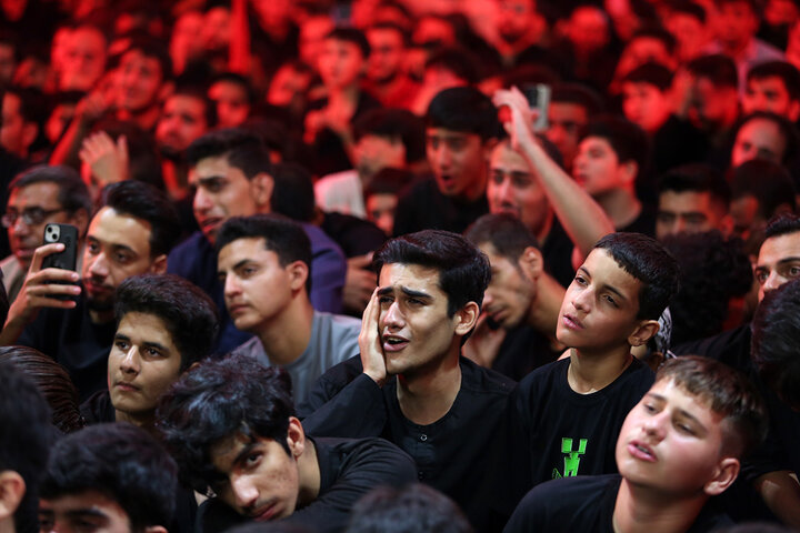 Photos: Enthusiastic mourning ceremony of younger generation on night of Hazrat Masoumeh's demise anniversary