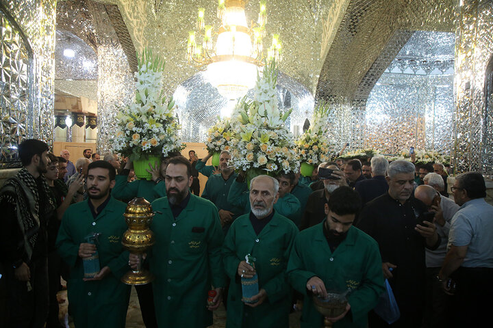 گل‌هایی که هم‌نوا با خدام برای بانوی کرامت خطبه می‌خوانند