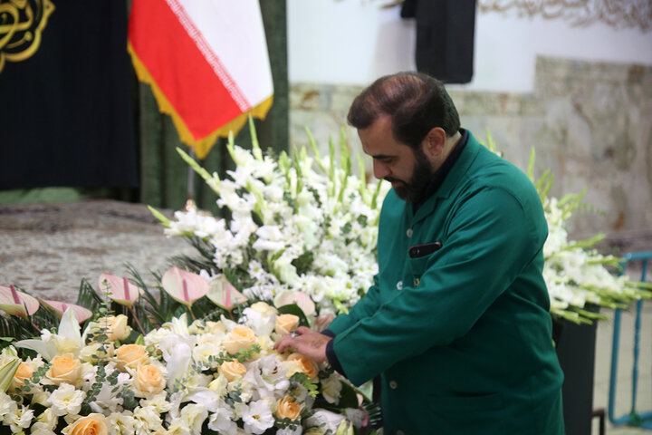 گل‌هایی که هم‌نوا با خدام برای بانوی کرامت خطبه می‌خوانند